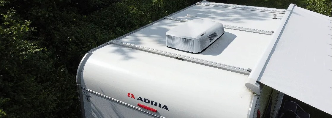 RTA-2600 en lieu et place d'un lanterneau sur caravane